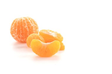 Beyaz arkaplanda taze turuncu