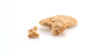 Beyaz arkaplanda yulaf kurabiyeleri