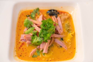 Baharatlı noodle ile jambon 