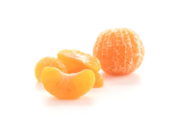 Čerstvé oranžové na bílém pozadí — Stock fotografie