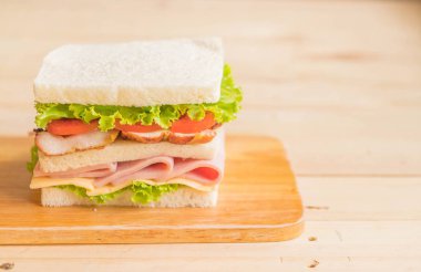 Tahta arka planda sandviç