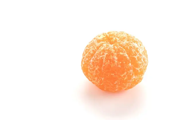 Свіжий апельсин на білому тлі — стокове фото