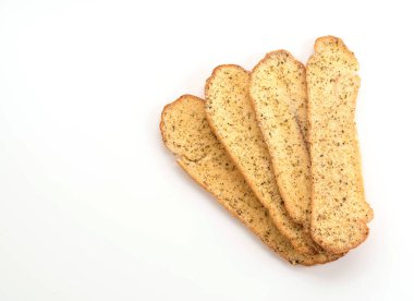 Sarımsak ve bitkisel ekmek dilimleri.