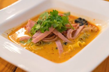 Baharatlı noodle ile jambon 