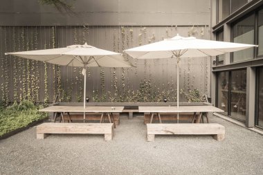 şemsiye ve ahşap Bank