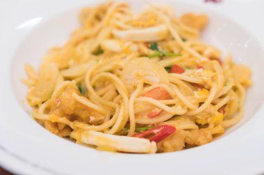 kızarmış balık köri spagetti 