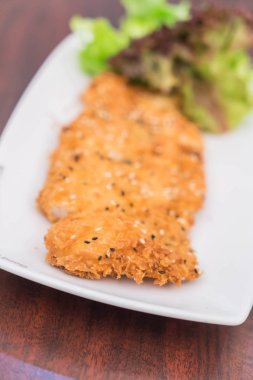 Susamlı kızarmış balık.