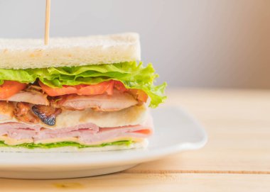 Tahta arka planda sandviç