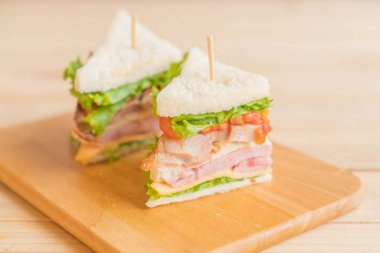 Tahta arka planda sandviç