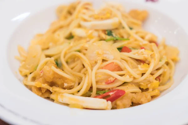 fried spaghetti with seafood curry