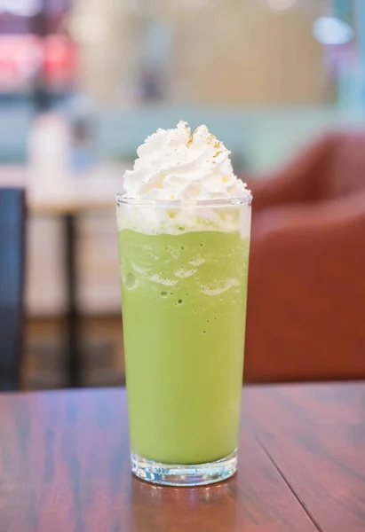 Зеленый чай со взбитыми сливками — стоковое фото