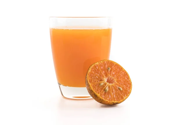 Suco de laranja no fundo branco — Fotografia de Stock