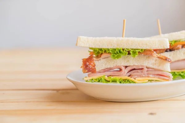 Panino su sfondo di legno — Foto Stock