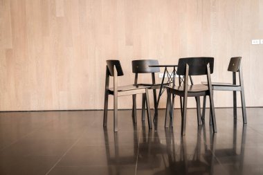 Boş masa ve sandalye 