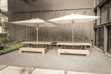 şemsiye ve ahşap Bank