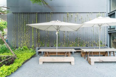 şemsiye ve ahşap Bank