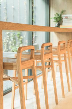 Boş masa ve sandalye 