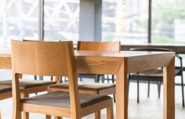 Boş masa ve sandalye 