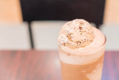 dondurma üstüne çikolata frappe