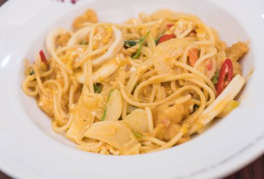 kızarmış balık köri spagetti 