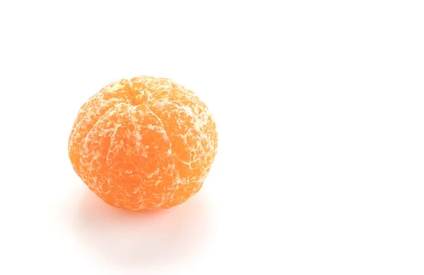 Свежий оранжевый на белом фоне — стоковое фото