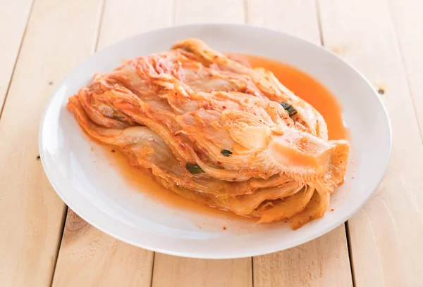 Kimchi em fundo de madeira - comida coreana — Fotografia de Stock