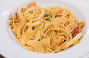 kızarmış balık köri spagetti 