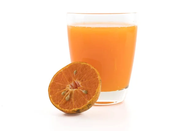 Succo d'arancia su sfondo bianco — Foto Stock