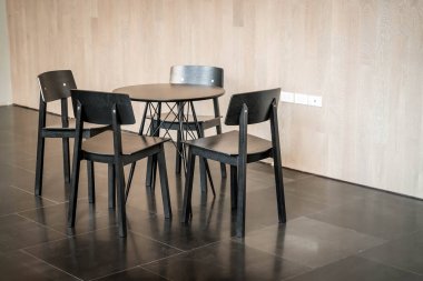 Boş masa ve sandalye 