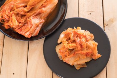 Ahşap arka planda kimçi - Kore yemeği