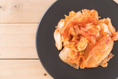 Ahşap arka planda kimçi - Kore yemeği