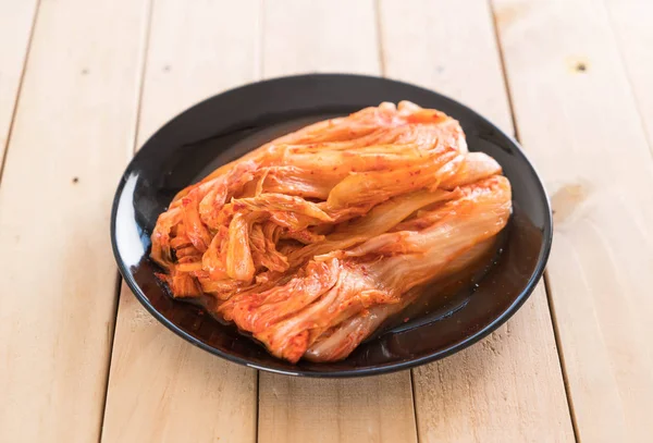 Kimchi sobre fondo de madera - comida coreana — Foto de Stock