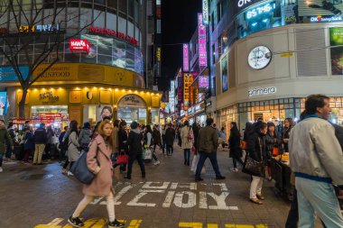 Seoul - 7 Mart: Seul Myeong-Dong Neon ışıkları 7 Mart 2016,