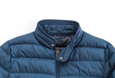 Beyaz arka plan üzerinde rüzgarlık ceket