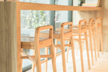 Boş masa ve sandalye 