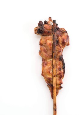 Beyaz arka planda ızgara tavuk