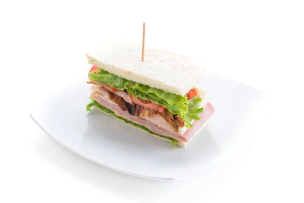 Сэндвич на белом фоне — стоковое фото