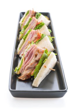 beyaz zemin üzerinde sandviç