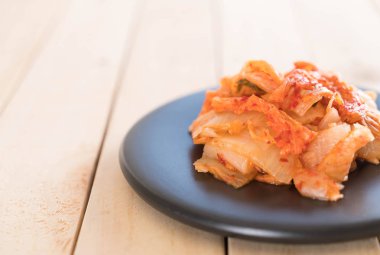 Ahşap arka planda kimçi - Kore yemeği