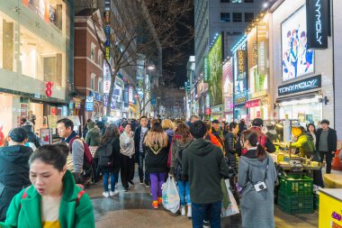 Seoul - 7 Mart: Seul Myeong-Dong Neon ışıkları 7 Mart 2016,
