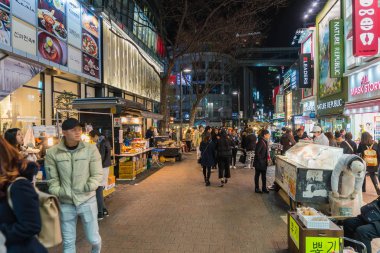 Seoul - 7 Mart: Seul Myeong-Dong Neon ışıkları 7 Mart 2016,