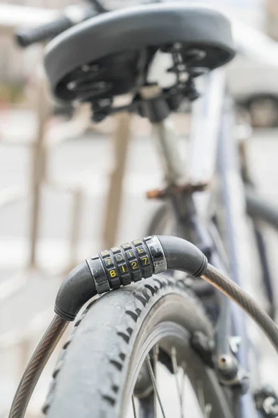 Número de bloqueo en una bicicleta —  Fotos de Stock