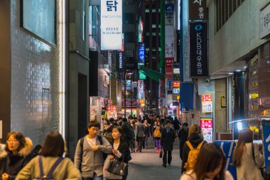 Seoul - 7 Mart: Seul Myeong-Dong Neon ışıkları 7 Mart 2016,