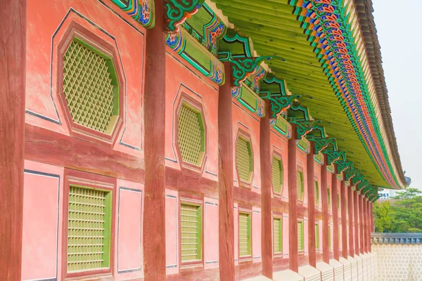 Krásné tradiční architektura Gyeongbokgung Palace v Soulu — Stock fotografie