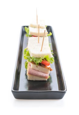 beyaz zemin üzerinde sandviç