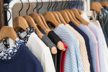 Giysiler rafta asılı.