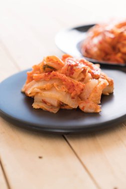 Ahşap arka planda kimçi - Kore yemeği