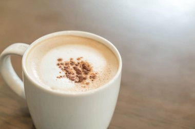 Kahve dükkanında kahve fincanı.