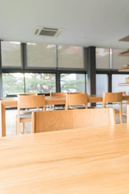 Boş masa ve sandalye 