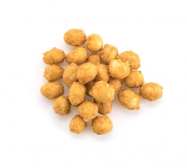 Beyaz arka planda fındık kızartma